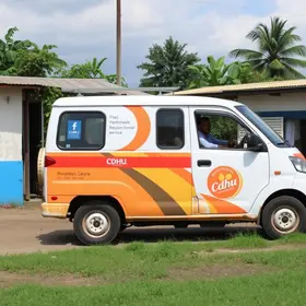 atendimento da CDHU Móvel para moradores da região de Marília