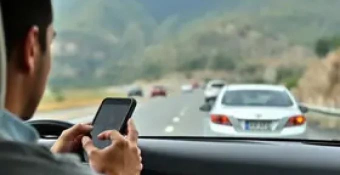 queda nas multas por celular ao volante